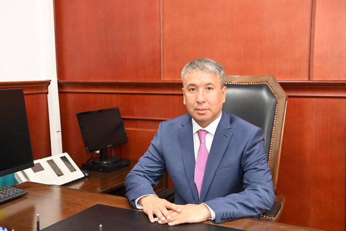 1 Алмасбек Есмаханов Қазалы ауданының әкімі болып сайланды