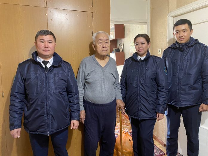 Мекеме қызметкерлері сала ардагерін құттықтады