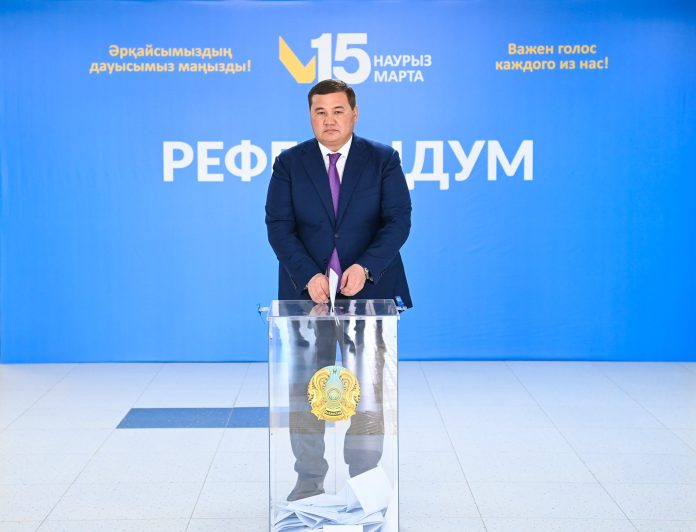 Аймақ басшысы республикалық референдумда дауыс берді