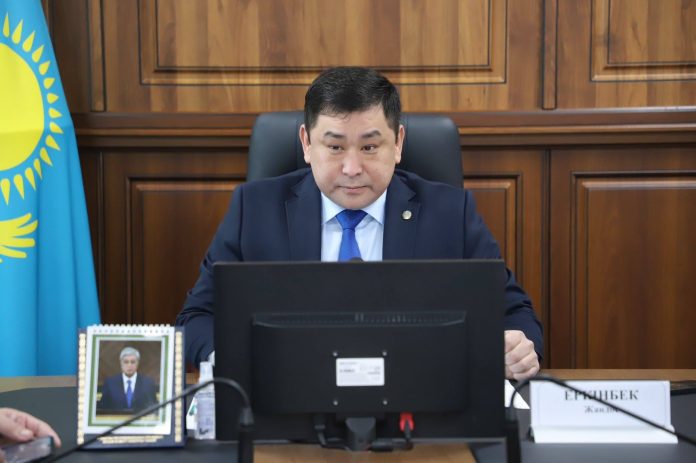 Аудан әкімі түрлі сала мамандарына аймақ басшысының «алғыс хатын» табыстады