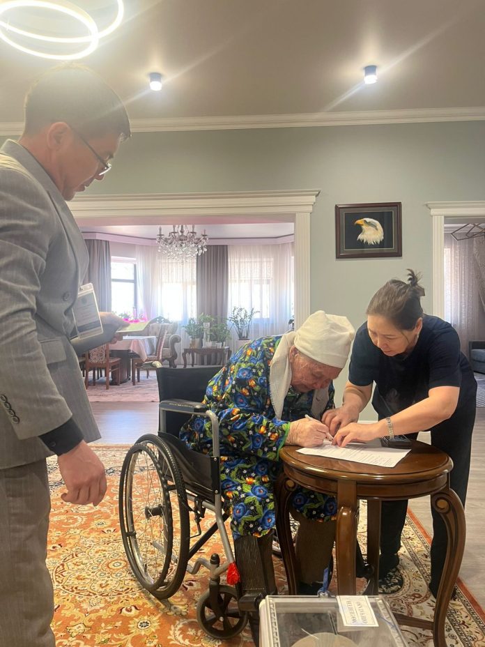 Денсаулық жағдайына байланысты сайлау учаскелеріне келмеген тұрғындарға жағдай жасалды