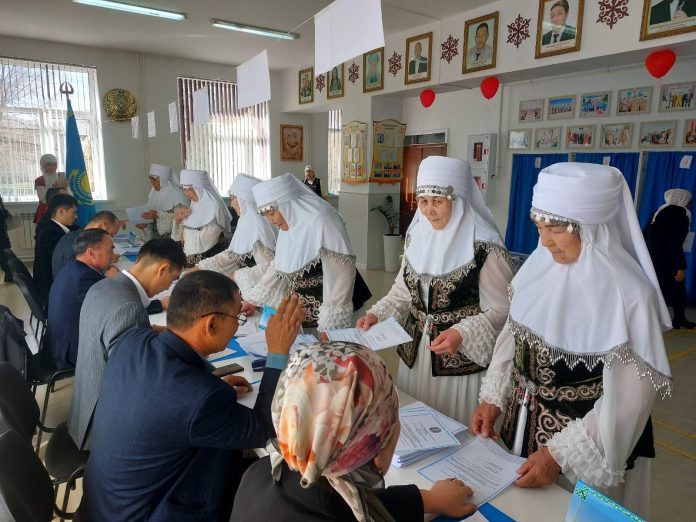 Учаскелік комиссиялар дауыс беру процесін ұйымдастырып, референдумға қатысушылармен жұмыс жүргізуде