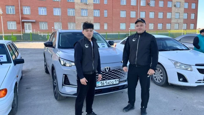 Жас сайлаушылар клубының мүшелері референдумда автоволонтер ретінде көмек көрсетуде